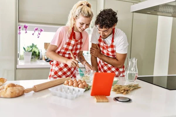 Jong Stel Glimlachend Gelukkig Mengen Ingrediënten Deeg Maken Voor Zelfgemaakt — Stockfoto