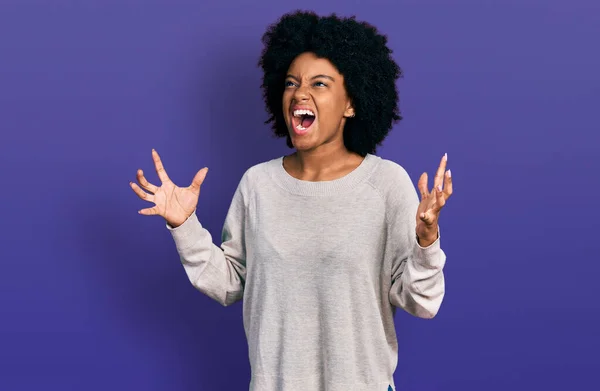 Молода Афро Американська Жінка Носить Повсякденний Одяг Божевільний Божевільний Крик — стокове фото