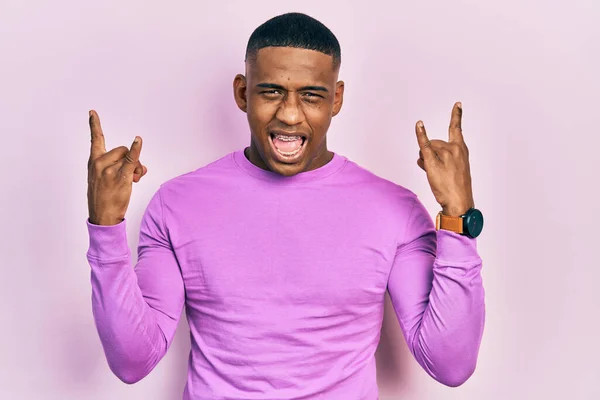 Jovem Homem Negro Vestindo Camisola Rosa Casual Gritando Com Expressão — Fotografia de Stock