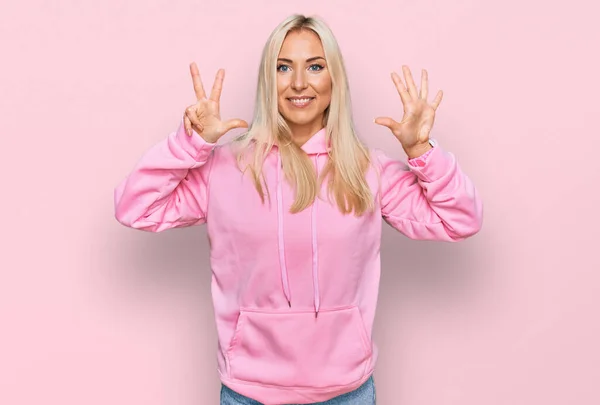 Ung Blond Kvinna Bär Casual Sweatshirt Visar Och Pekar Upp — Stockfoto