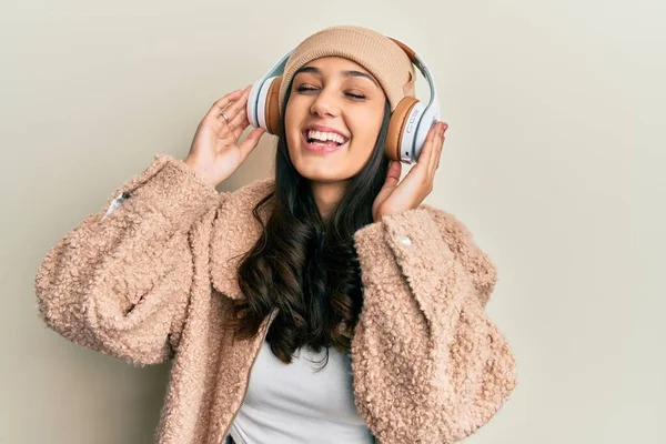 Mujer Hispana Joven Escuchando Música Usando Auriculares Sonriendo Riendo Voz — Foto de Stock