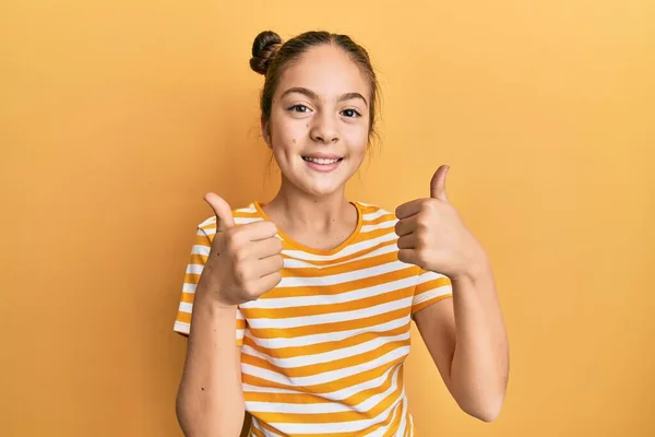 Menina Morena Bonita Vestindo Casual Listrado Shirt Sinal Sucesso Fazendo — Fotografia de Stock