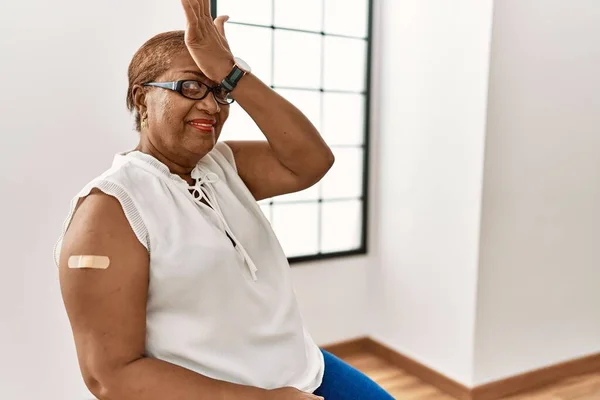 Dojrzała Latynoska Kobieta Otrzymująca Szczepionkę Opatrunkiem Zaskoczona Pomyłką Pamiętajcie Błędzie — Zdjęcie stockowe