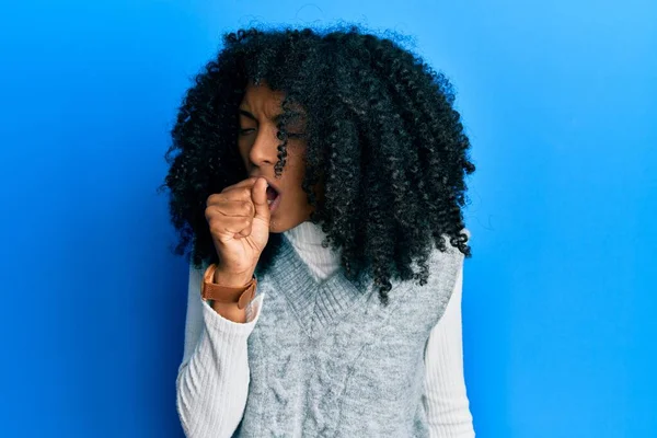 Afroamerikanerin Mit Afro Haaren Lässigem Winterpullover Fühlt Sich Unwohl Und — Stockfoto