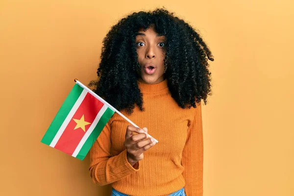 Africano Mulher Americana Com Cabelo Afro Segurando Bandeira Suriname Assustado — Fotografia de Stock