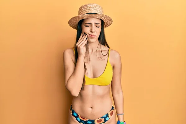 Mujer Hispana Joven Que Usa Bikini Sombrero Verano Tocando Boca — Foto de Stock