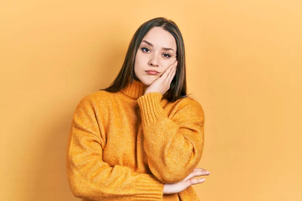 Menina Hispânica Jovem Vestindo Roupas Casuais Pensando Parecendo Cansado Entediado — Fotografia de Stock