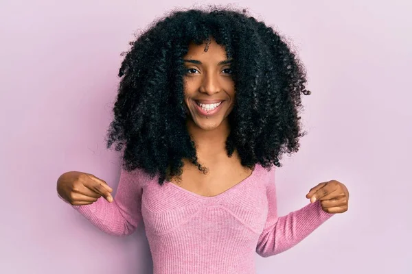Afroamerikanerin Mit Afro Haaren Trägt Lässiges Rosafarbenes Hemd Und Sieht — Stockfoto