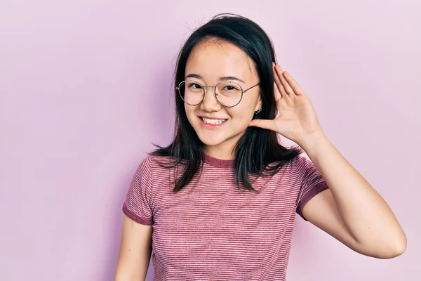 Menina Chinesa Jovem Vestindo Roupas Casuais Óculos Sorrindo Com Mão — Fotografia de Stock
