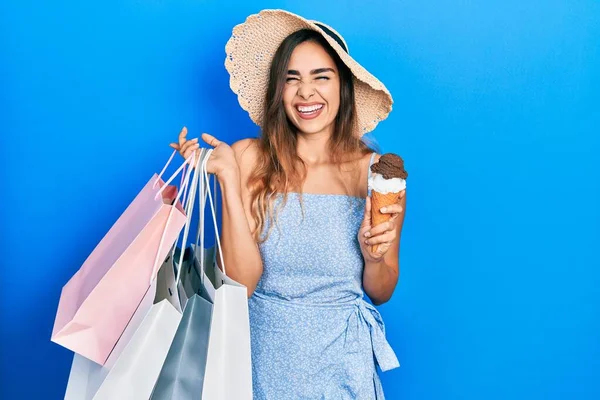 Menina Hispânica Jovem Segurando Sacos Compras Sorvete Celebrando Louco Espantado — Fotografia de Stock