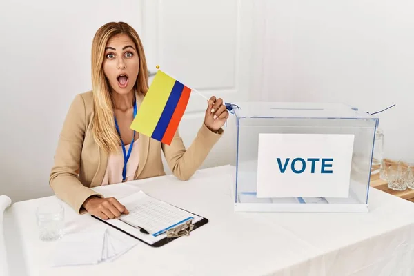 Rubia Hermosa Joven Las Elecciones Campaña Política Con Bandera Colombia — Foto de Stock