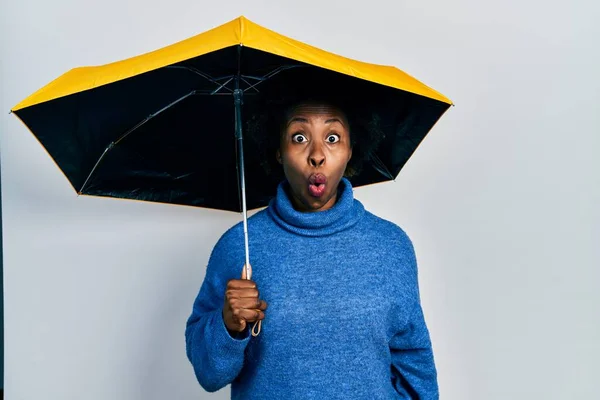 Mujer Afroamericana Joven Sosteniendo Paraguas Amarillo Asustada Sorprendida Con Boca —  Fotos de Stock