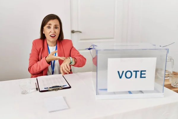 Mooie Middelbare Leeftijd Spaanse Vrouw Bij Politieke Verkiezingen Zitten Door — Stockfoto