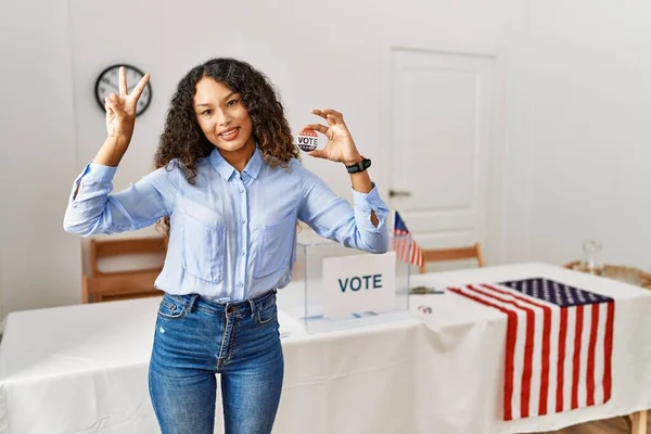 Mulher Hispânica Bonita Campanha Política Votando Voto Sorrindo Olhando Para — Fotografia de Stock