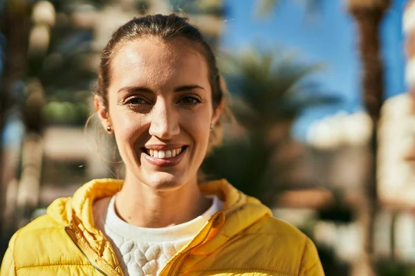 Menina Hispânica Jovem Sorrindo Feliz Cidade — Fotografia de Stock