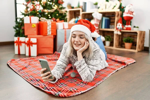 Jovem Caucasiana Vestindo Chapéu Natal Fazendo Selfie Pelo Smartphone Deitado — Fotografia de Stock