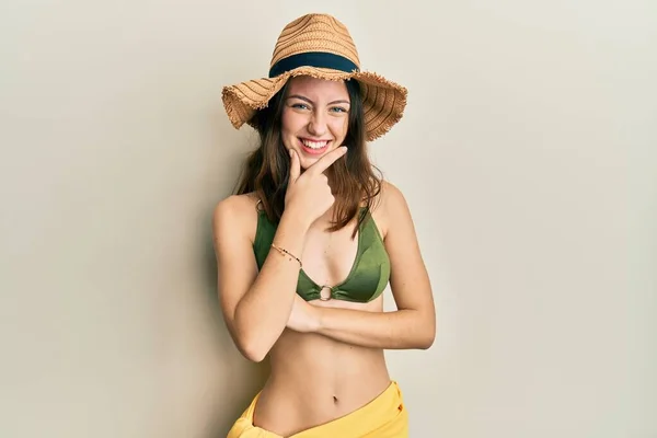 Mulher Morena Jovem Vestindo Biquíni Olhando Confiante Para Câmera Sorrindo — Fotografia de Stock
