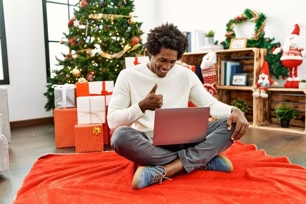 Joven Afroamericano Hombre Usando Portátil Sentado Junto Árbol Navidad Sonriendo — Foto de Stock