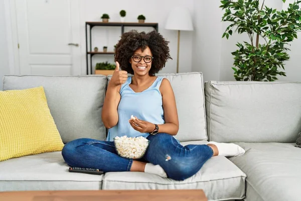 Africká Americká Žena Afro Vlasy Sedí Pohovce Jíst Popcorn Doma — Stock fotografie