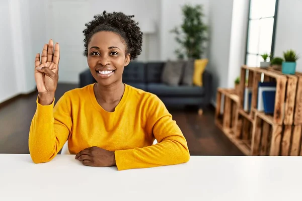 Jovem Afro Americana Vestindo Roupas Casuais Sentada Mesa Casa Mostrando — Fotografia de Stock