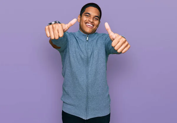 Junger Gutaussehender Hispanischer Mann Lässigem Sweatshirt Der Zustimmend Positive Gesten — Stockfoto