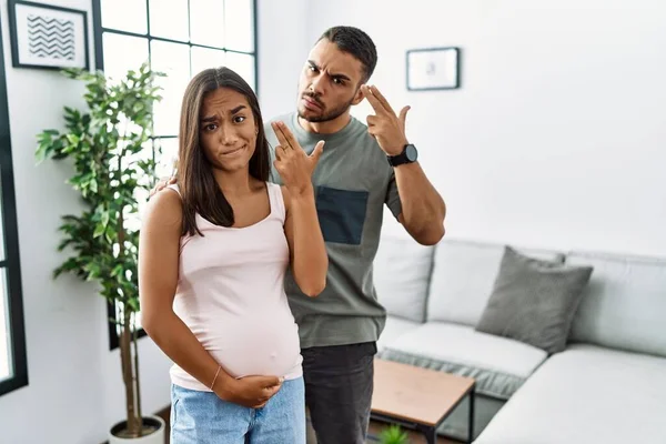 Junges Gemischtrassiges Paar Erwartet Ein Baby Berührt Schwangeren Bauch Und — Stockfoto