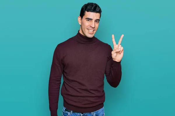 Bonito Homem Hispânico Vestindo Camisola Gola Alta Casual Mostrando Apontando — Fotografia de Stock
