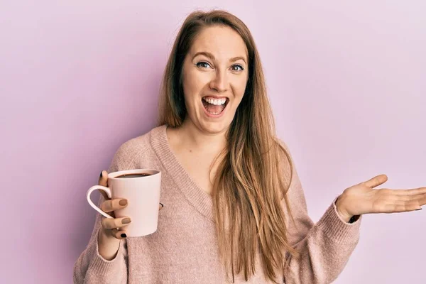 Giovane Donna Bionda Che Beve Una Tazza Caffè Celebrando Successo — Foto Stock