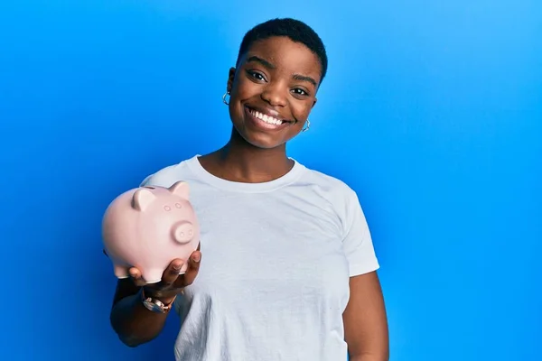 Fiatal Afro Amerikai Tartja Malac Bank Pozitív Boldog Álló Mosolygó — Stock Fotó