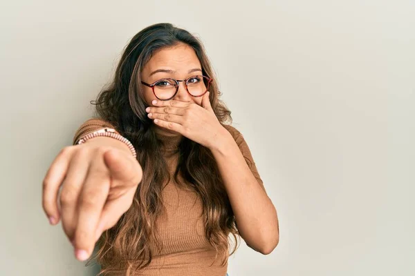 Mladá Hispánka Neformálním Oblečení Brýlích Směje Ukazuje Prstem Kameru Rukou — Stock fotografie