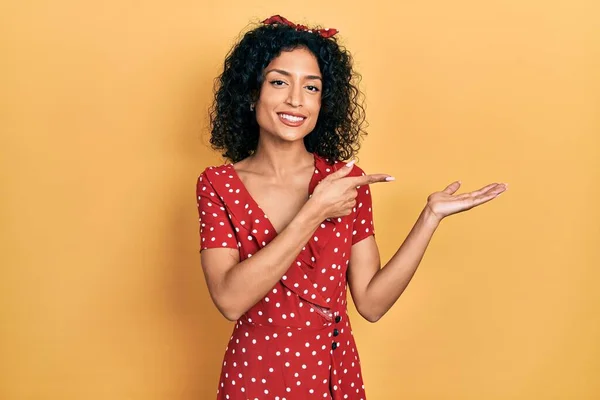 Young Latin Girl Wearing Summer Dress Amazed Smiling Camera While — Stock Photo, Image