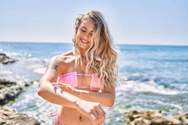 Chica Rubia Joven Con Bikini Usando Crema Solar Playa —  Fotos de Stock