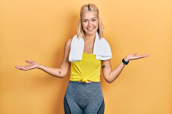 Vacker Blond Sport Kvinna Bär Träning Outfit Leende Visar Båda — Stockfoto