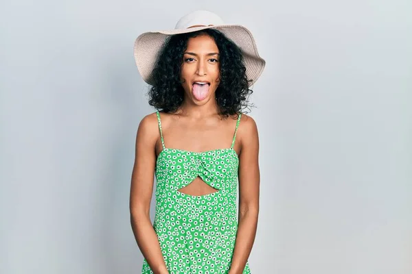 Ung Latinska Flicka Bär Sommar Hatt Sticker Tungan Glad Med — Stockfoto