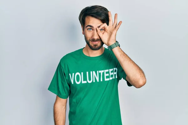 Jovem Hispânico Homem Vestindo Voluntário Shirt Fazendo Gesto Com Mão — Fotografia de Stock