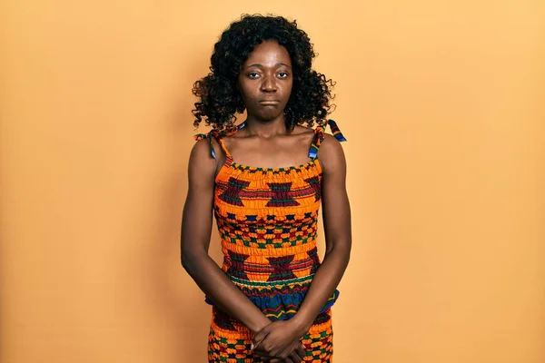 Νεαρή Αφρικάνα Αμερικανίδα Που Φοράει Παραδοσιακά Αφρικανικά Ρούχα Κατάθλιψη Και — Φωτογραφία Αρχείου