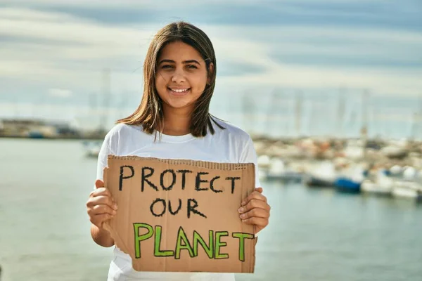 Jovem Menina Latina Sorrindo Feliz Segurando Proteger Nosso Banner Planeta — Fotografia de Stock