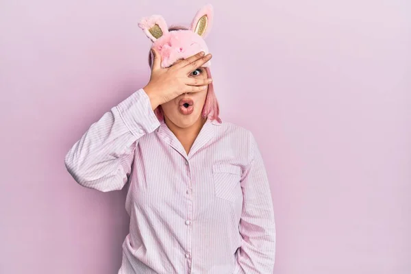 Hispanische Frau Mit Rosa Haaren Schlafmaske Und Pyjama Die Schockiert — Stockfoto