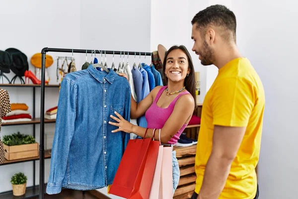 Joven Pareja Latina Sonriendo Feliz Eligiendo Ropa Tienda Ropa —  Fotos de Stock