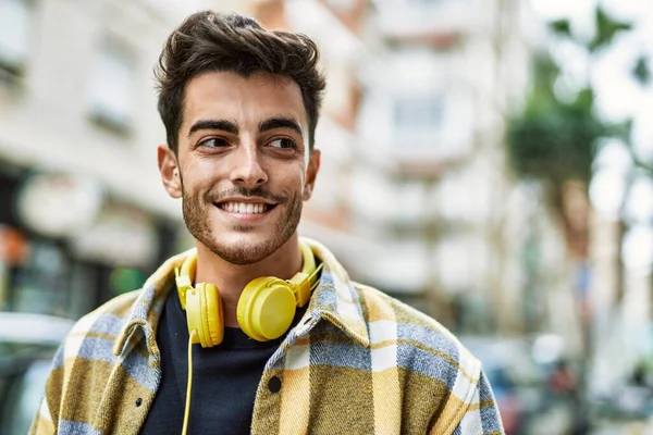 Bonito Homem Hispânico Sorrindo Feliz Confiante Cidade Usando Fones Ouvido — Fotografia de Stock