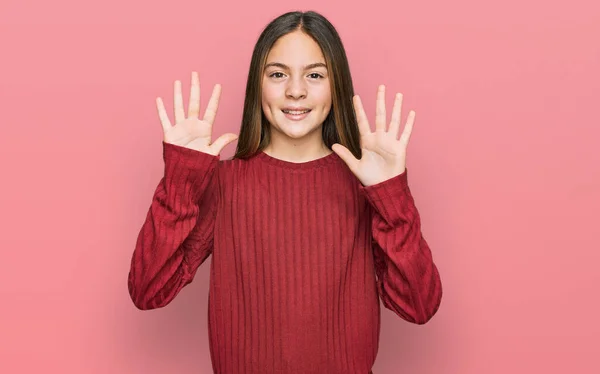 Vacker Brunett Liten Flicka Bär Casual Tröja Visar Och Pekar — Stockfoto