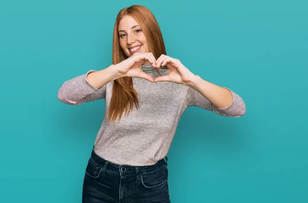 Młoda Irlandka Ubrana Luźne Ubrania Uśmiechnięta Zakochana Robiąca Ręcznie Symboliczny — Zdjęcie stockowe