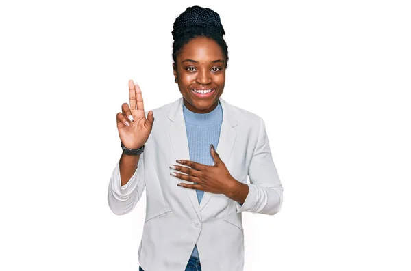 Fiatal Afro Amerikai Üzleti Ruhában Mosolygós Káromkodó Feltartott Kézzel Hűségesküt — Stock Fotó
