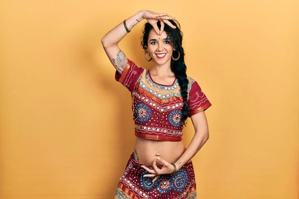 Молодая Индианка Традиционном Костюме Танцора Живота Танцующий Экзотический Восточный Танец — стоковое фото