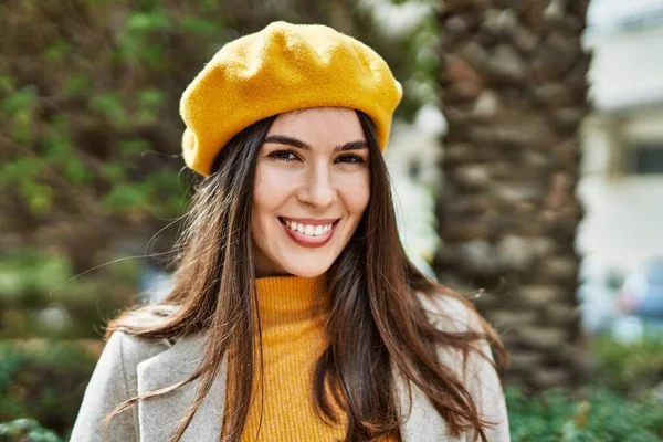 Jong Hispanic Meisje Glimlachen Gelukkig Staan Stad — Stockfoto