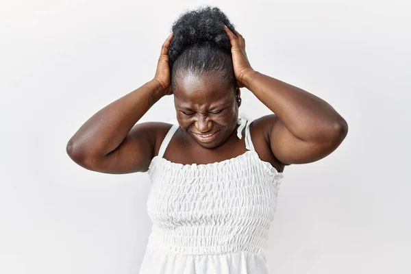 Jovem Mulher Africana Sobre Fundo Branco Isolado Sofrendo Dor Cabeça — Fotografia de Stock