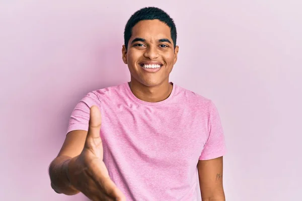Ung Stilig Hispanic Man Bär Casual Rosa Shirt Leende Vänlig — Stockfoto