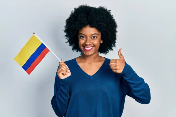 Молодая Африканская Американка Флагом Колумбии Улыбается Счастливой Позитивной Большой Палец — стоковое фото