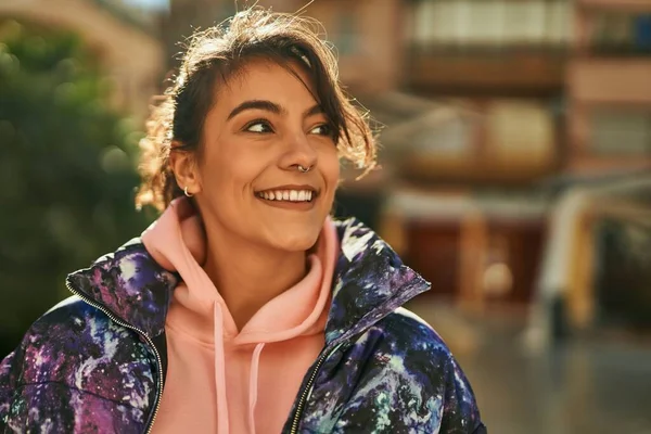 Mladý Hispánský Sportovní Žena Usměvavý Šťastný Stojící Městě — Stock fotografie
