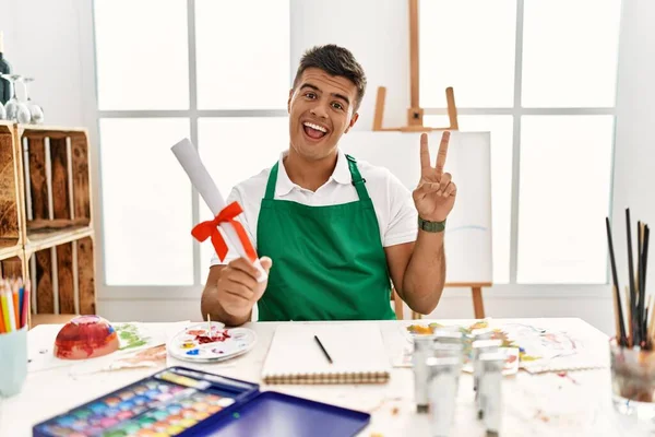 Jovem Hispânico Estúdio Arte Segurando Grau Sorrindo Com Rosto Feliz — Fotografia de Stock